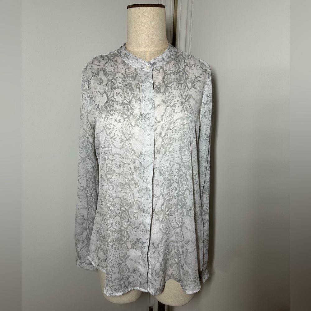 Liz Claiborne (M) blouse: front buttons w/long sleeves and stand up collar.